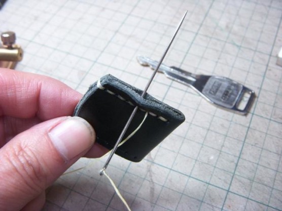 革の切端と家庭の道具で小粋なレザーキーヘッドを作ってみよう